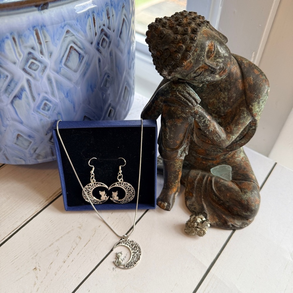 Silver Jewelry Set with Cat and‎ Crescent Moon Design
